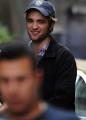 Kliknij, aby zobaczyć normal_gallery_enlarged-robertpattinson-filming-06232009-05_t1.jpg