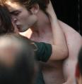 Kliknij, aby zobaczyć robert-pattinson-kristen-stewart-new-moon-kiss-03_t1.jpg