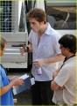 Kliknij, aby zobaczyć robert-pattinson-new-moon-munchies-01_t1.jpg