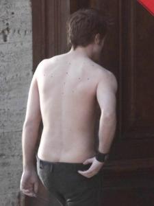 robert-pattinson-new-moon-shirtless-01.jpg