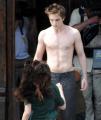 Kliknij, aby zobaczyć robert-pattinson-new-moon-shirtless-05_t1.jpg